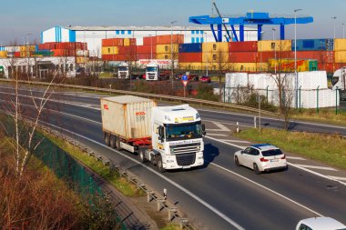 Düsseldorf, Almanya - Februar 16: taşıma kamyonu karayolu üzerinde