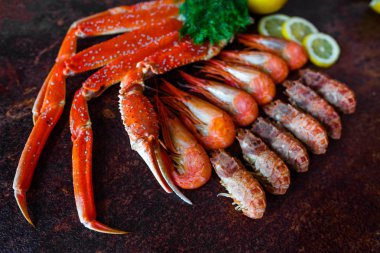 siyah deniz ürünleri. Yengeç ve karides koyu arka plan üzerinde. DELICIOU