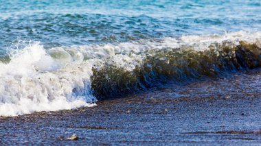 plaj boyunca kırma dalga