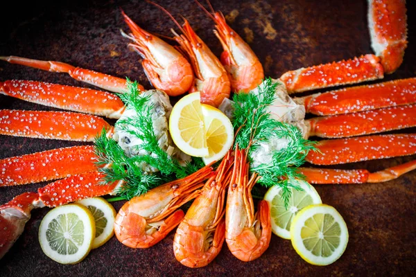 Fruits de mer sur noir. crabe et crevettes sur fond sombre. deliciou — Photo