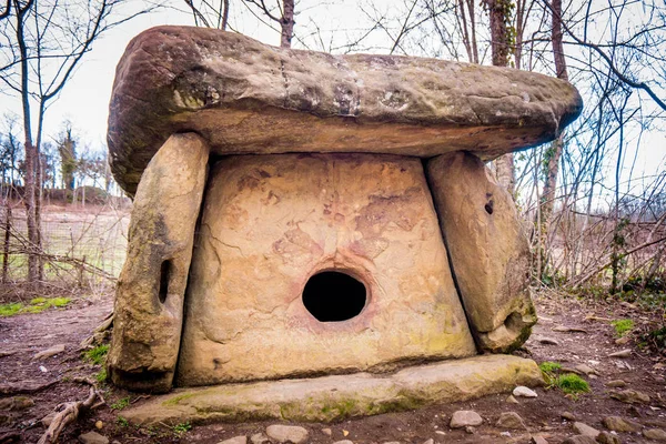 Hunebed in het forest. In de omgeving van Gelendzhyk, Rusland — Stockfoto