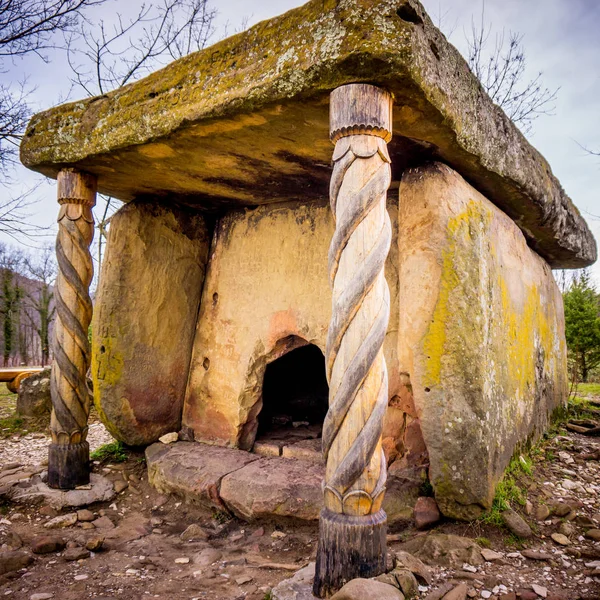 Hunebed in het forest. In de omgeving van Gelendzhyk, Rusland — Stockfoto