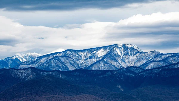 Winter de bergen. Uitzicht vanaf de observatie toren van Akhun mount — Stockfoto