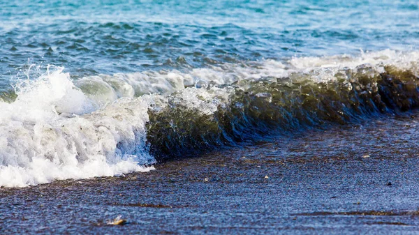 Golf breken langs het strand — Stockfoto