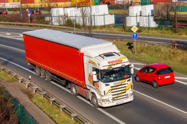 Düsseldorf, Almanya - Februar 16: taşıma kamyonu karayolu üzerinde