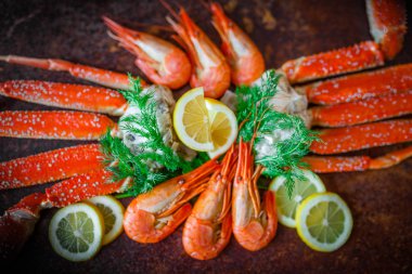 siyah deniz ürünleri. Yengeç ve karides koyu arka plan üzerinde. DELICIOU