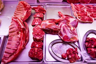 Et farklı türleri. Taze çiğ kırmızı et. et pazarı
