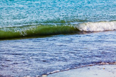 plaj boyunca kırma dalga