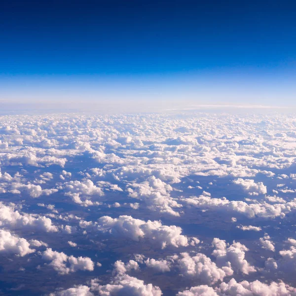Wolken bekeken vanuit een vliegtuig. hemel met wolken. — Stockfoto
