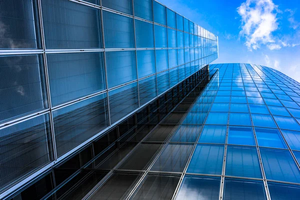 Moderne glas silhouetten van wolkenkrabbers. zakelijke gebouw — Stockfoto