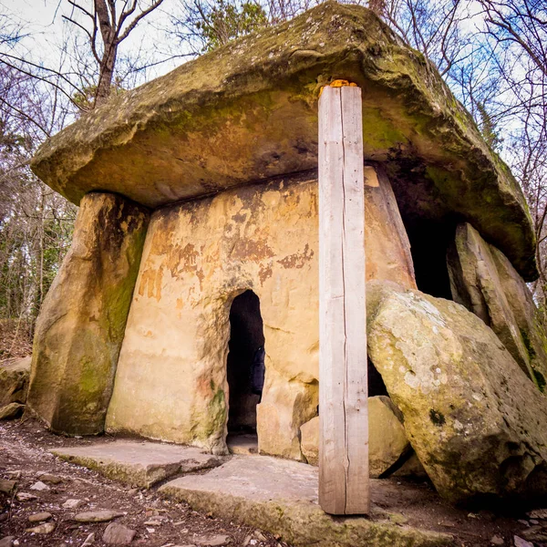 Dolmen im Wald. nahe gelendzhyk, russland — Stockfoto