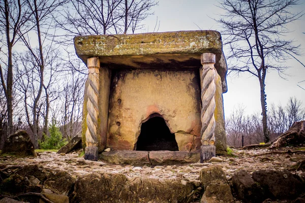 Dolmen ormanın içinde. Gelendzhyk, Rusya yakın