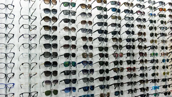 Glasses background. glasses displayed. eye glasses on the shelf. — Stock Photo, Image