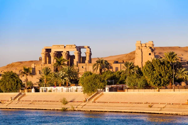 Templo de Kom Ombo, Egipto. templo al atardecer en el Nilo en Egipto — Foto de Stock