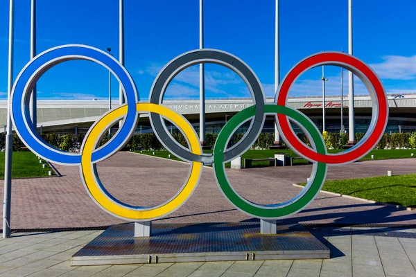 SOCHI, RUSIA - 16 DE ENERO DE 2016: Anillos olímpicos en el Sochi Oly — Foto de Stock