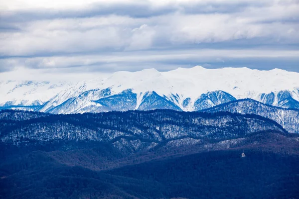 冬山。查看从观察塔的阿洪山 — 图库照片