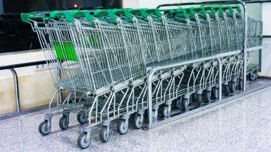 Alışveriş sepetlerini üzerinde bir park yeri. Metal Dükkanı arabaları