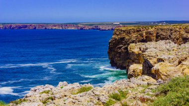 Okyanus dalgası arka plan. Sagres, Algarve, Portu Cliff Sahili
