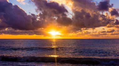 Soçi'Karadeniz kıyısında sahilde günbatımı. Dalgalar deniz 