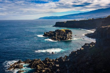 Tenerife, Kanarya Adaları, İspanya. Kayalık uçurum ve okyanus görüntüleme