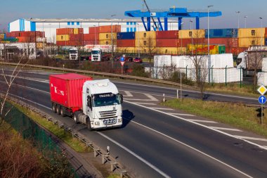 Düsseldorf, Almanya - Februar 16: taşıma kamyonu karayolu üzerinde