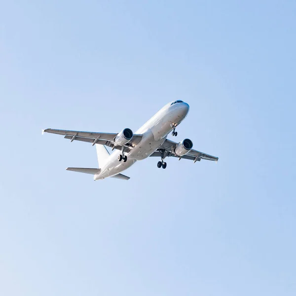 Samolotem biały na niebieskim tle. Samolot na niebie — Zdjęcie stockowe