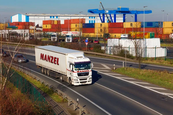 Düsseldorf, Německo - únor 16: Přepravní kamión na dálnici — Stock fotografie