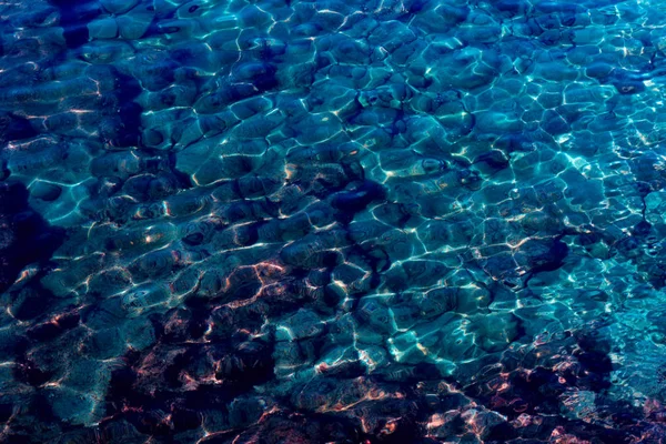 Water oceaan achtergrond. Het patroon van water. helder licht blauw water — Stockfoto