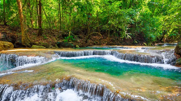 Piękny wodospad. Park Narodowy Erawan w Kanchanaburi, tajski — Zdjęcie stockowe