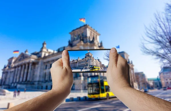 Hand met smartphone genomen foto's van The Reichstag gebouw in — Stockfoto