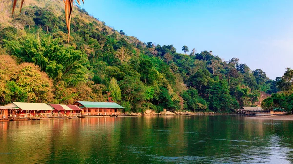 Будинок на березі річки. Через річку Квай в Таїланді — стокове фото