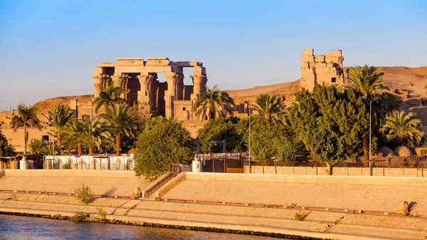 Templo Kom Ombo, Egipto. templo ao pôr do sol no Nilo no Egito — Fotografia de Stock