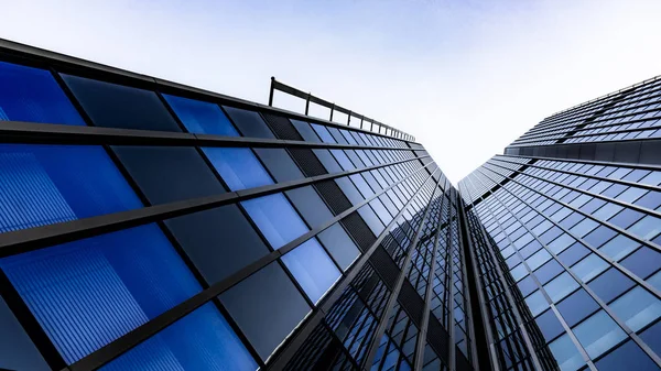 Fachada de rascacielos azul. edificios de oficinas. silueta de vidrio moderno — Foto de Stock