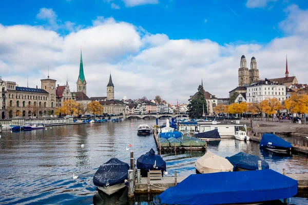 Suiza. Panorama de Zurich con lago con barcos — Foto de Stock