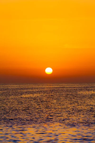 Hermoso atardecer sobre el mar. Cielo del atardecer . — Foto de Stock