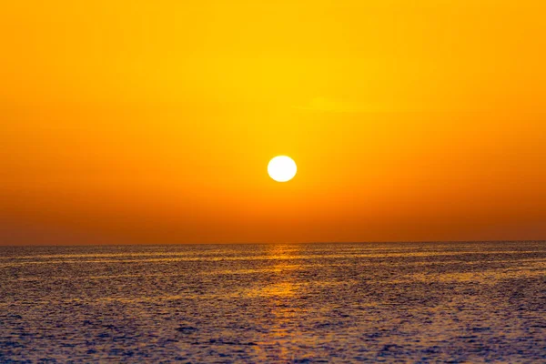 Krásný západ slunce nad mořem. Západu slunce obloha. — Stock fotografie