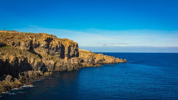 テネリフェ島のカナリア諸島、スペイン。岩の崖と海を表示します。 — ストック写真