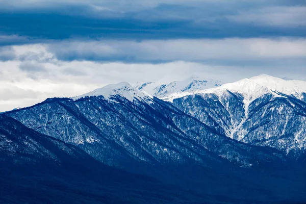 Montagne invernali. Vista dalla torre di osservazione del monte Akhun — Foto Stock