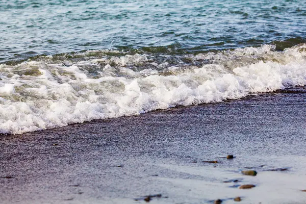 Våg bryter längs stranden — Stockfoto