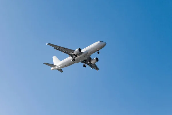 Weißes Flugzeug auf blauem Hintergrund. Flugzeug am Himmel — Stockfoto