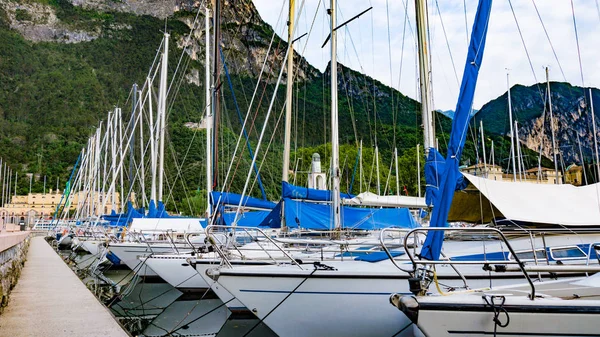 Lago di Garda. Boats in the harbor. Sailing boats yachts on Gard — Stock Photo, Image