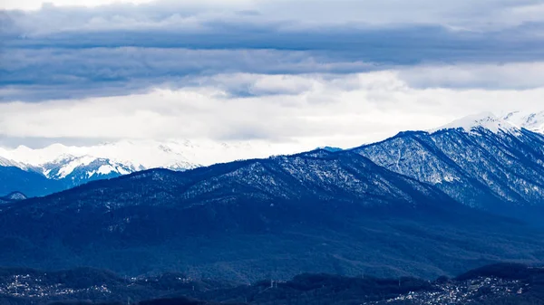 Montagnes d'hiver. Vue depuis la tour d'observation du mont Akhun — Photo