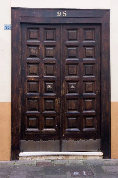 Oude houten deur. Antieke deur — Stockfoto