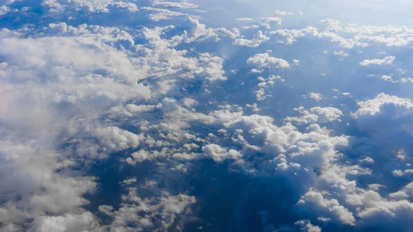 Mooie hemel met wolken, mooie witte wolken en blauwe hemel — Stockfoto