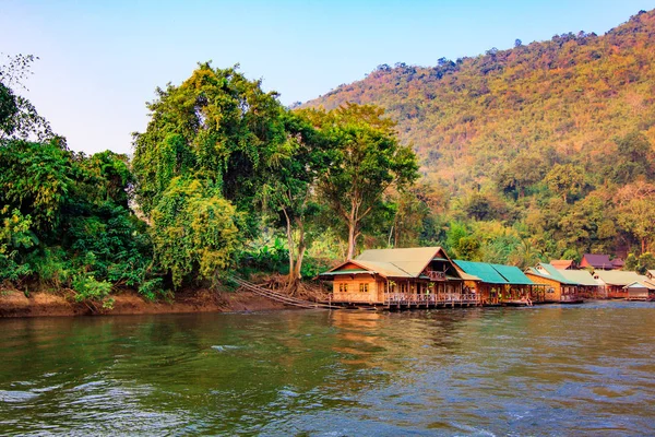 Maison sur la rivière. Rivière Kwai en Thaïlande — Photo