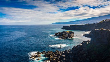 Tenerife, Kanarya Adaları, İspanya. Kayalık uçurum ve okyanus görüntüleme