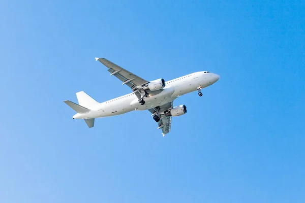 Weißes Flugzeug auf blauem Hintergrund. Flugzeug am Himmel — Stockfoto