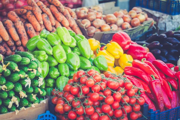 ファーマーズ ・ マーケット。野菜市場。異なる生野菜の背景 — ストック写真