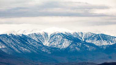 Kış dağlar. Gözlem Kulesi Akhun Dağı görüntülemek