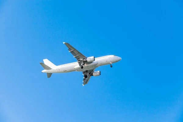 Avião branco sobre fundo azul. avião no céu — Fotografia de Stock